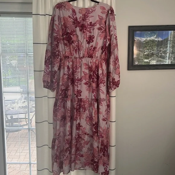 Gilli plus size floral Vneck dress - Picture 6 of 8